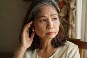 Tanpa bleaching, ini 15 cara menghilangkan uban sampai ke akarnya secara alami