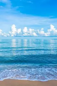 Debur ombaknya memberikan ritme yang menenangkan, seolah mengajak hati untuk ikut larut dalam kedamaian alam.