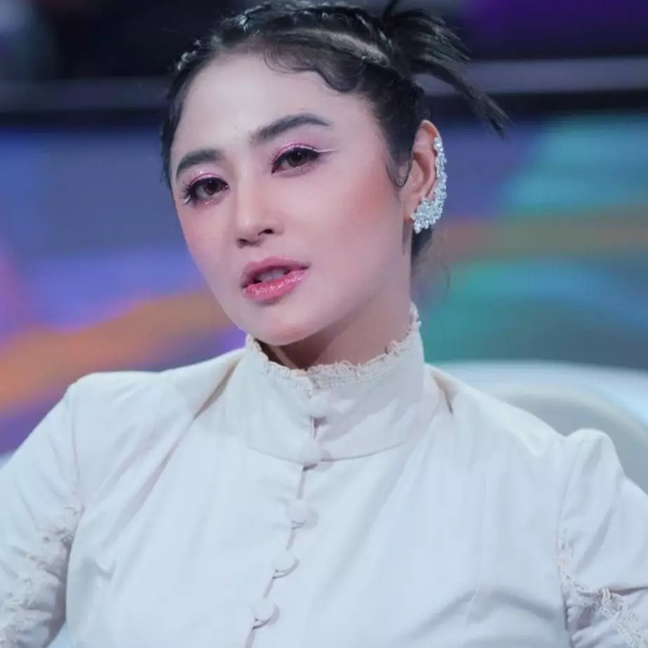 Potret lawas 13 pedangdut dari SMA ke panggung, penampilan Dewi Perssik bikin pangling