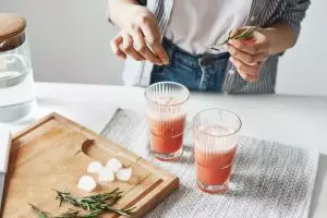 Nggak cuma stroberi, tambahan apel dan tomat di minuman kolagen ini bikin wajah glowing alami