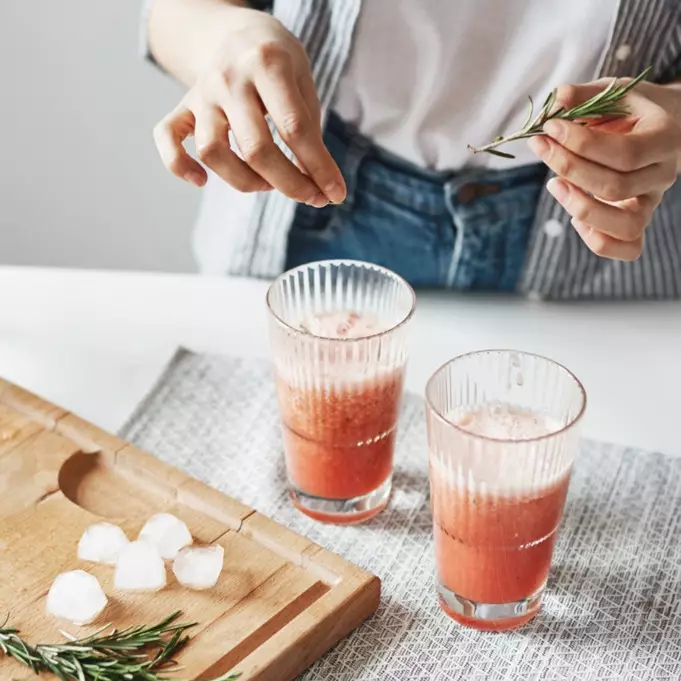 Nggak cuma stroberi, tambahan apel dan tomat di minuman kolagen ini bikin wajah glowing alami