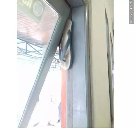 sandal jepit sembarang tempat © berbagai sumber sandal jepit sembarang tempat © berbagai sumber