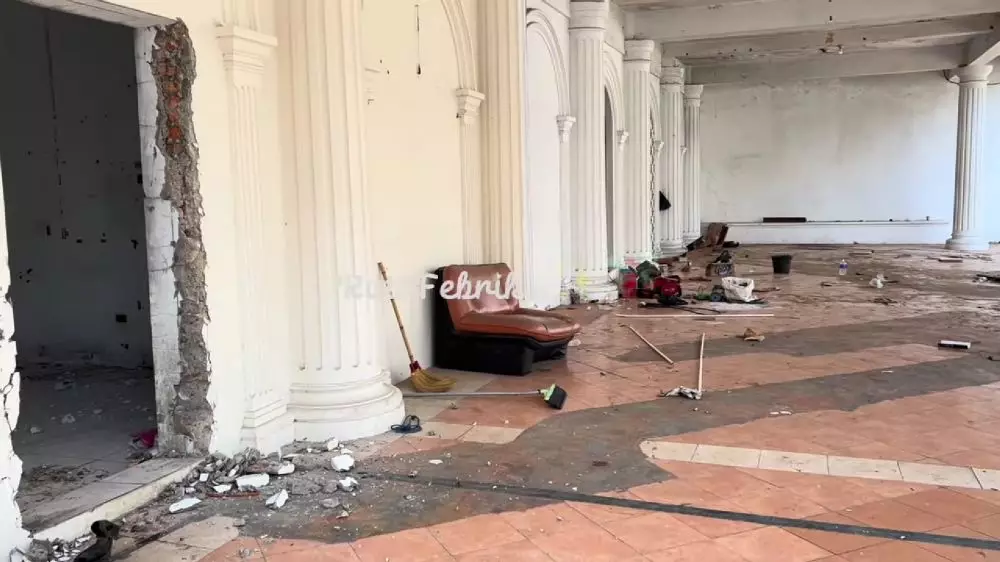 9 Potret rumah putih Genta Buana yang ikonik ini kini tinggal puing-puing, bakal dijadikan perumahan © 2025 brilio.net 9 Potret rumah putih Genta Buana yang ikonik ini kini tinggal puing-puing, bakal dijadikan perumahan © 2025 brilio.net