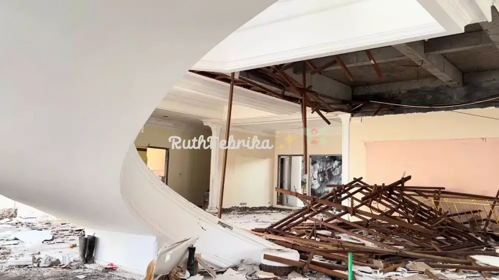 9 Potret rumah putih Genta Buana yang ikonik ini kini tinggal puing-puing, bakal dijadikan perumahan © 2025 brilio.net 9 Potret rumah putih Genta Buana yang ikonik ini kini tinggal puing-puing, bakal dijadikan perumahan © 2025 brilio.net