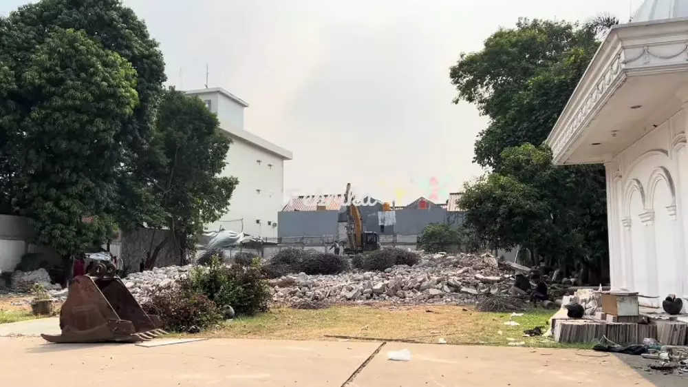 9 Potret rumah putih Genta Buana yang ikonik ini kini tinggal puing-puing, bakal dijadikan perumahan © 2025 brilio.net 9 Potret rumah putih Genta Buana yang ikonik ini kini tinggal puing-puing, bakal dijadikan perumahan © 2025 brilio.net
