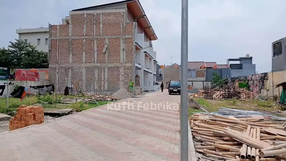 9 Potret rumah putih Genta Buana yang ikonik ini kini tinggal puing-puing, bakal dijadikan perumahan © 2025 brilio.net 9 Potret rumah putih Genta Buana yang ikonik ini kini tinggal puing-puing, bakal dijadikan perumahan © 2025 brilio.net