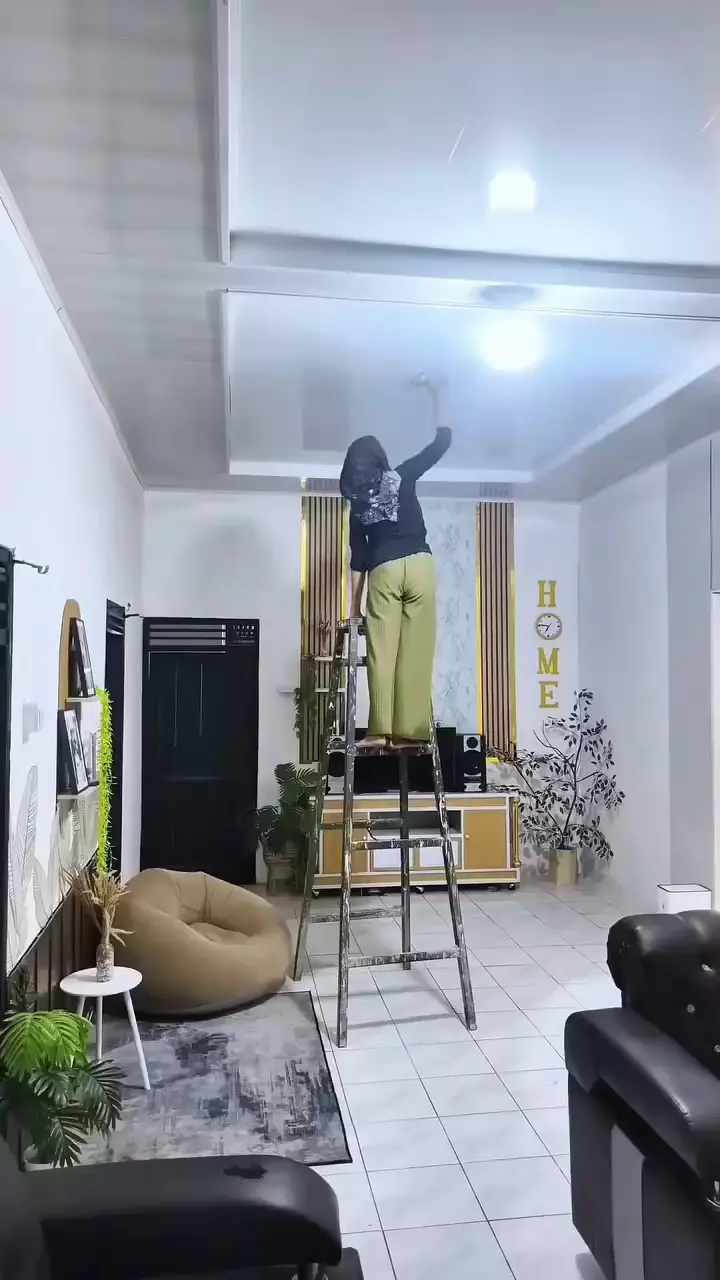 Mulanya rumah jadul bak green screen, wanita ini nukang sendiri jadi ala American classic, 9 potretnya © 2025 brilio.net Mulanya rumah jadul bak green screen, wanita ini nukang sendiri jadi ala American classic, 9 potretnya © 2025 brilio.net