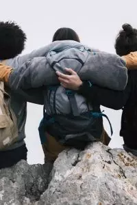 Selain menjadi pengingat, kata-kata bijak dalam pertemanan juga berfungsi sebagai penguat ketika hubungan sedang diuji.