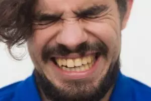 Tak perlu baking soda untuk merontokkan noda dan plak gigi, cukup dengan 1 jenis minyak esensial