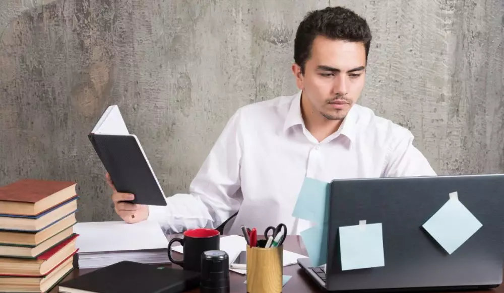 100 Kata-kata motivasi kerja keras bahasa Inggris dan artinya, jadi remainder untuk lebih produktif © 2025 brilio.net 100 Kata-kata motivasi kerja keras bahasa Inggris dan artinya, jadi remainder untuk lebih produktif © 2025 brilio.net