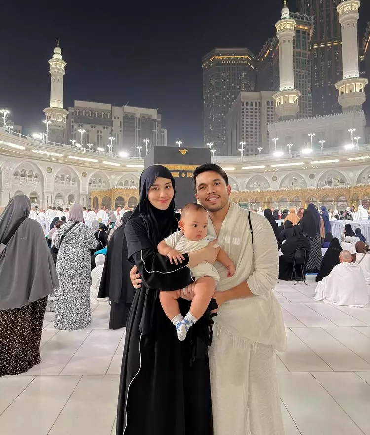 Aaliyah Massaid dan Thariq Halilintar umrah bareng anak © 2025 Instagram Aaliyah Massaid dan Thariq Halilintar umrah bareng anak © 2025 Instagram