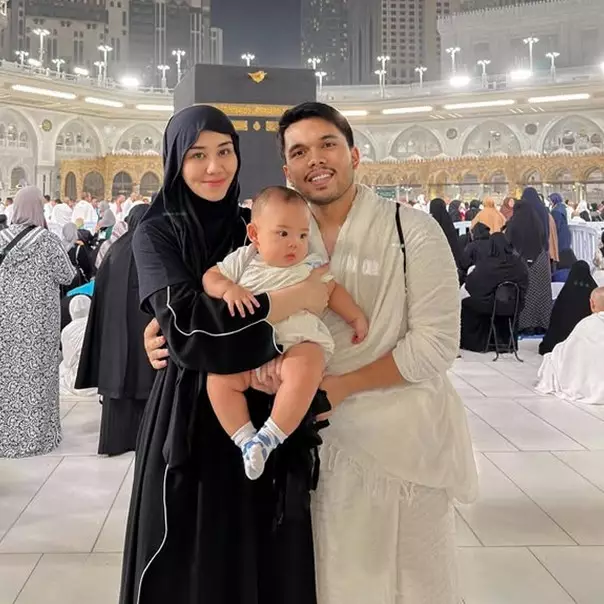 9 Potret Aaliyah Massaid dan Thariq Halilintar ajak baby Arash umrah bareng, kamar inapnya mewah pol
