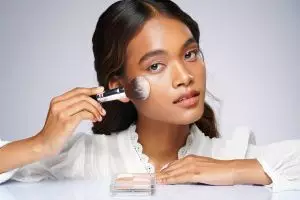 10 Rekomendasi loose powder untuk kulit berminyak, tahan lama, anti luntur, dan super ringan