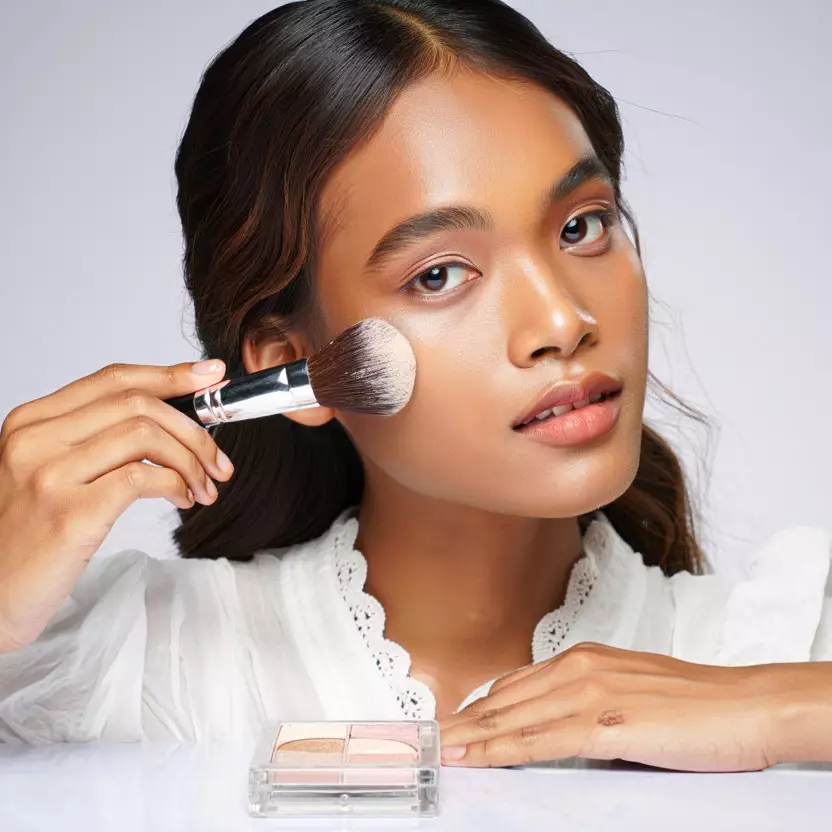 10 Rekomendasi loose powder untuk kulit berminyak, tahan lama, anti luntur, dan super ringan