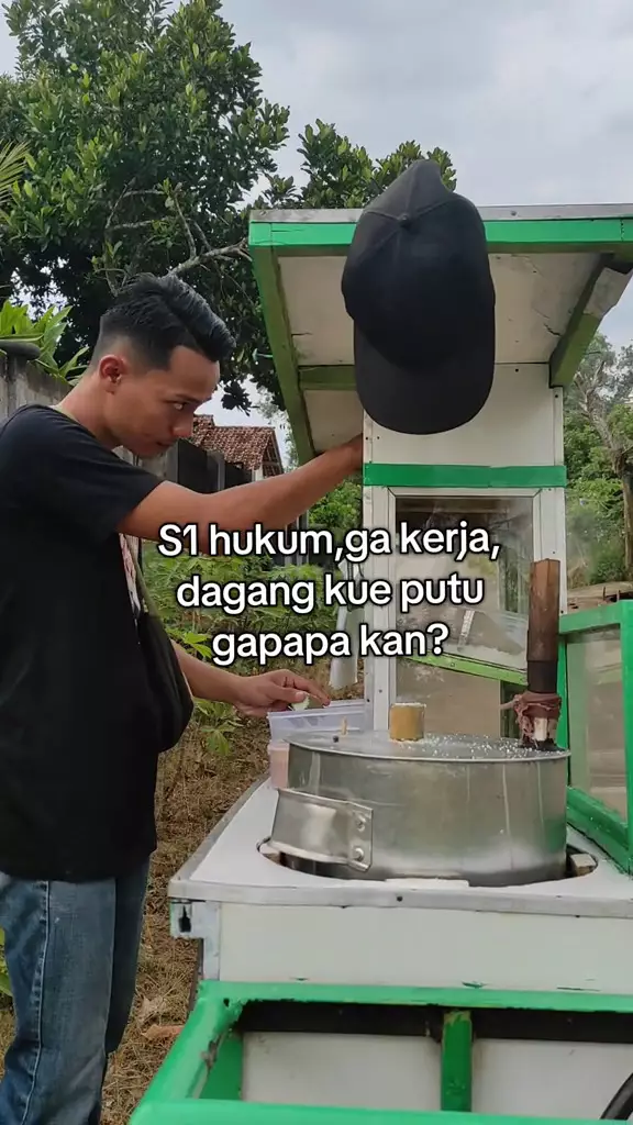 Sarjana hukum cuma jualan kue putu © 2025 TikTok Sarjana hukum cuma jualan kue putu © 2025 TikTok