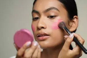 7 Rekomendasi blush on untuk kulit sawo matang, bikin kulit fresh seharian
