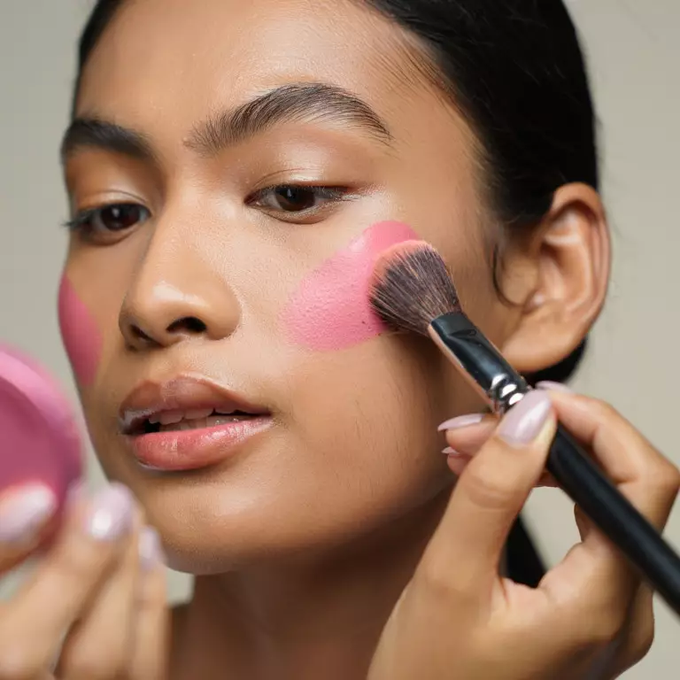 7 Rekomendasi blush on untuk kulit sawo matang, bikin kulit fresh seharian