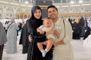 6 Momen bahagia Aaliyah dan Thariq Halilintar umrah bareng Baby Arash