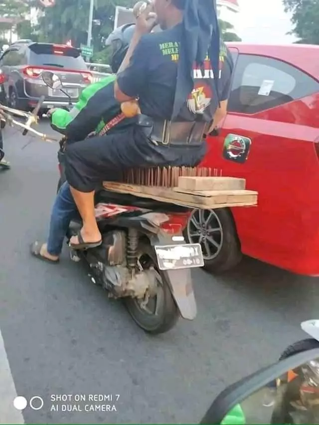 penampakan nyeleneh di tengah jalan raya © berbagai sumber penampakan nyeleneh di tengah jalan raya © berbagai sumber