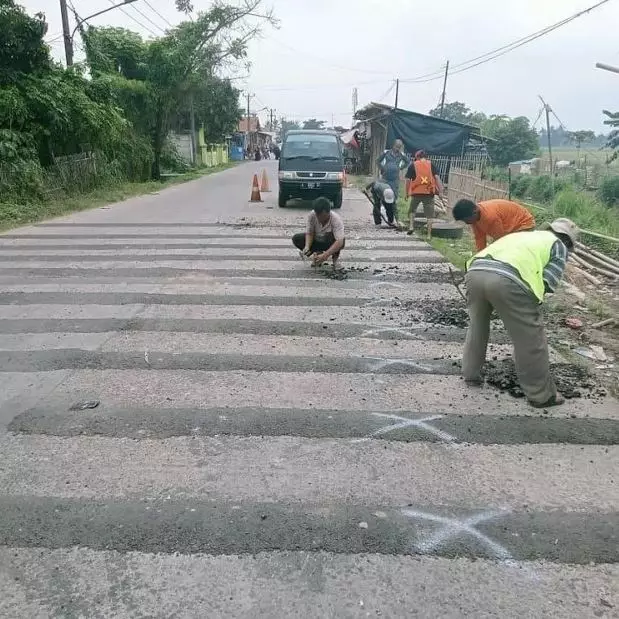 penampakan nyeleneh di tengah jalan raya © berbagai sumber penampakan nyeleneh di tengah jalan raya © berbagai sumber