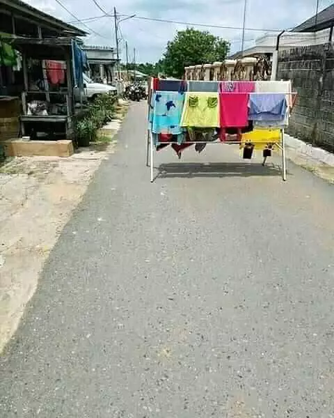 penampakan nyeleneh di tengah jalan raya © berbagai sumber penampakan nyeleneh di tengah jalan raya © berbagai sumber