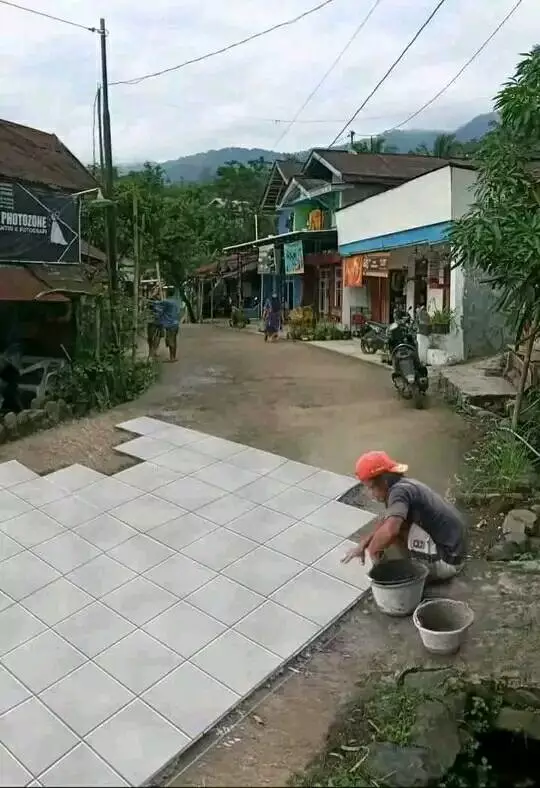 penampakan nyeleneh di tengah jalan raya © berbagai sumber penampakan nyeleneh di tengah jalan raya © berbagai sumber