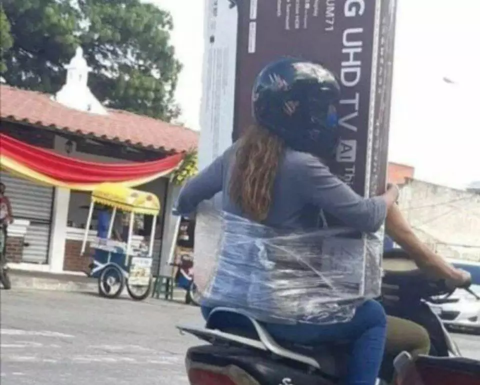 penampakan nyeleneh di tengah jalan raya © berbagai sumber penampakan nyeleneh di tengah jalan raya © berbagai sumber