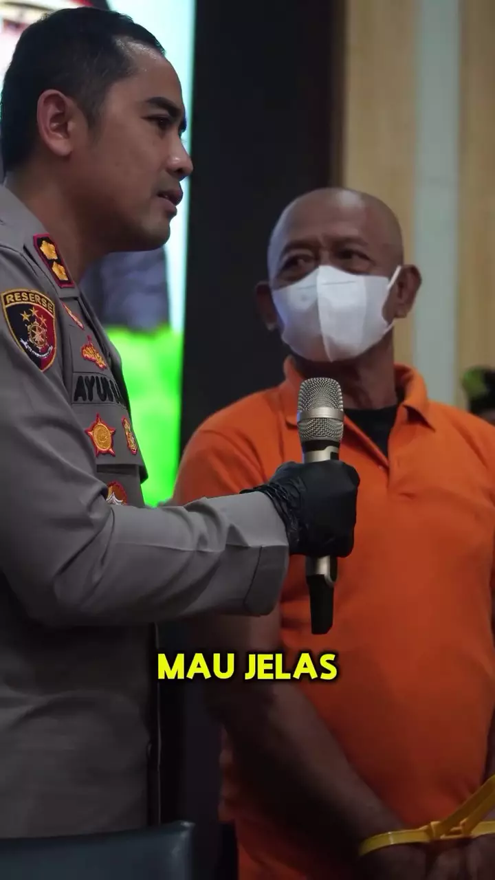 Kakek Tarman jadi tersangka pemalsuan cek 3 miliar © 2025 brilio.net Kakek Tarman jadi tersangka pemalsuan cek 3 miliar © 2025 brilio.net