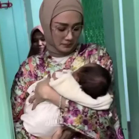 Ahmad Dhani dan Mulan Jameela sengaja gelar akikah anak angkatnya di Solo, ini alasannya