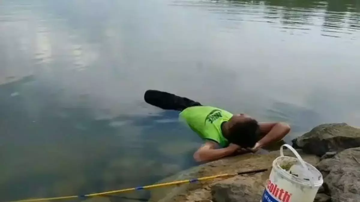 15 Momen kocak bapak-bapak mancing yang bikin ngakak, dari aksi absurd sampai gaya unik