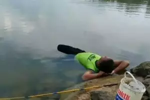 15 Momen kocak bapak-bapak mancing yang bikin ngakak, dari aksi absurd sampai gaya unik