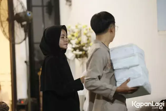 Tahlilan 7 harian Epy Kusnandar © 2025 KapanLagi Tahlilan 7 harian Epy Kusnandar © 2025 KapanLagi