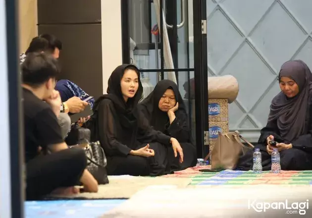 Tahlilan 7 harian Epy Kusnandar © 2025 KapanLagi Tahlilan 7 harian Epy Kusnandar © 2025 KapanLagi