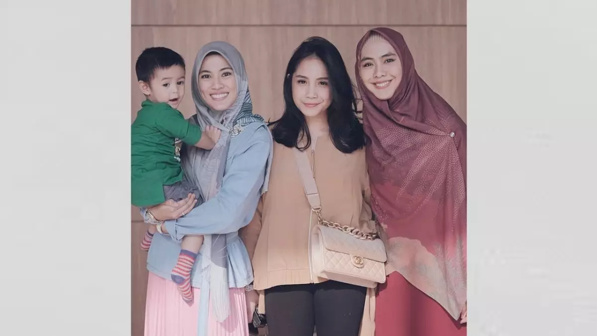 9 Potret lawas Nagita Slavina dan Alyssa Soebandono di sitkom, gaya polos Gigi curi perhatian