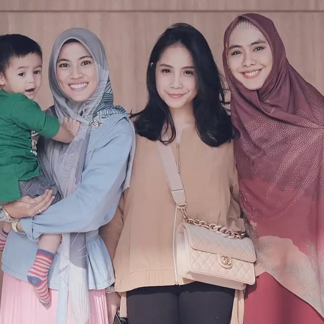 9 Potret lawas Nagita Slavina dan Alyssa Soebandono di sitkom, gaya polos Gigi curi perhatian