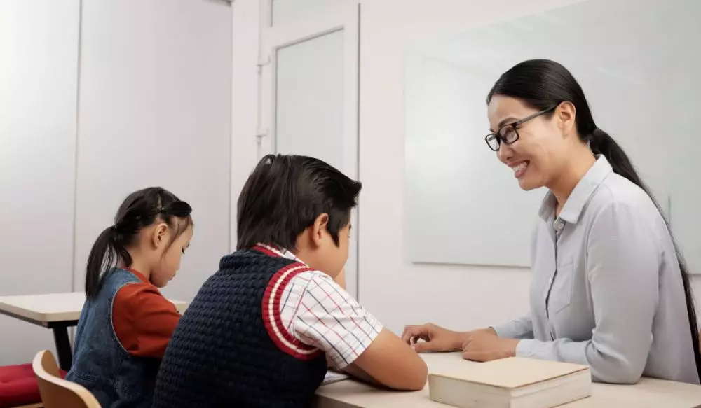 100 Kata-kata bijak guru untuk murid, pesan penuh makna untuk masa depan yang cerah © 2025 brilio.net 100 Kata-kata bijak guru untuk murid, pesan penuh makna untuk masa depan yang cerah © 2025 brilio.net