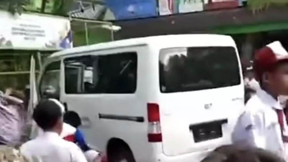 Kronologi mobil MBG tabrak siswa dan guru SDN 01 Kalibaru © 2025 brilio.net Kronologi mobil MBG tabrak siswa dan guru SDN 01 Kalibaru © 2025 brilio.net