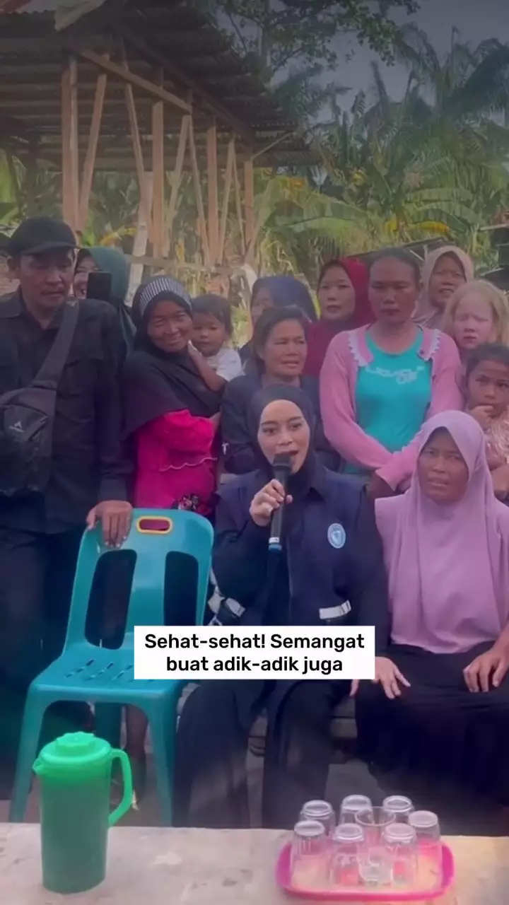 Lesty Kejora turun bantu korban bencana saat hamil 7 bulan © 2025 brilio.net Lesty Kejora turun bantu korban bencana saat hamil 7 bulan © 2025 brilio.net