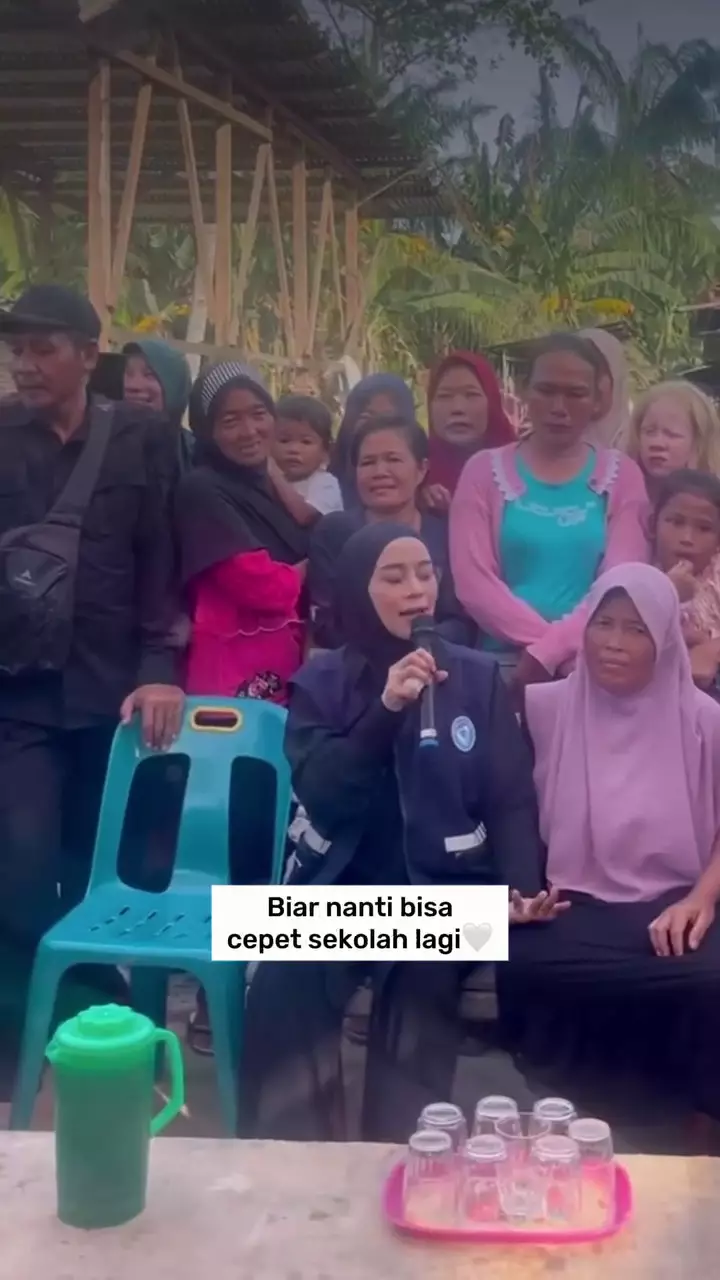 Lesty Kejora turun bantu korban bencana saat hamil 7 bulan © 2025 brilio.net Lesty Kejora turun bantu korban bencana saat hamil 7 bulan © 2025 brilio.net