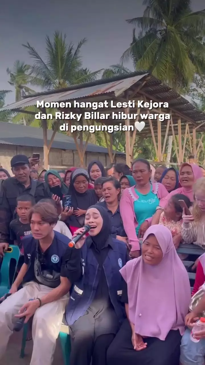 Lesty Kejora turun bantu korban bencana saat hamil 7 bulan © 2025 brilio.net Lesty Kejora turun bantu korban bencana saat hamil 7 bulan © 2025 brilio.net