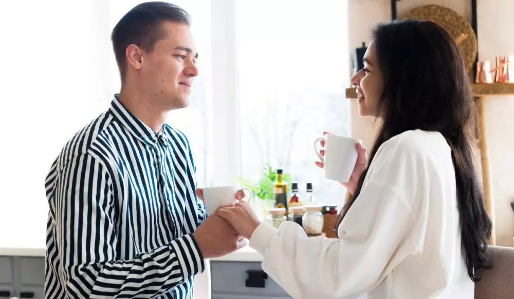 Kata-kata romantis buat nenangin pacar yang lagi ngambek © 2025 brilio.net Kata-kata romantis buat nenangin pacar yang lagi ngambek © 2025 brilio.net