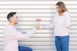 100 Kata-kata romantis buat nenangin pacar yang lagi ngambek, ampuh bikin doi happy lagi