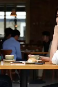 Kata-kata sindiran bisa menjadi cara halus namun efektif untuk menunjukkan bahwa kamu tidak nyaman dengan sikap mereka.