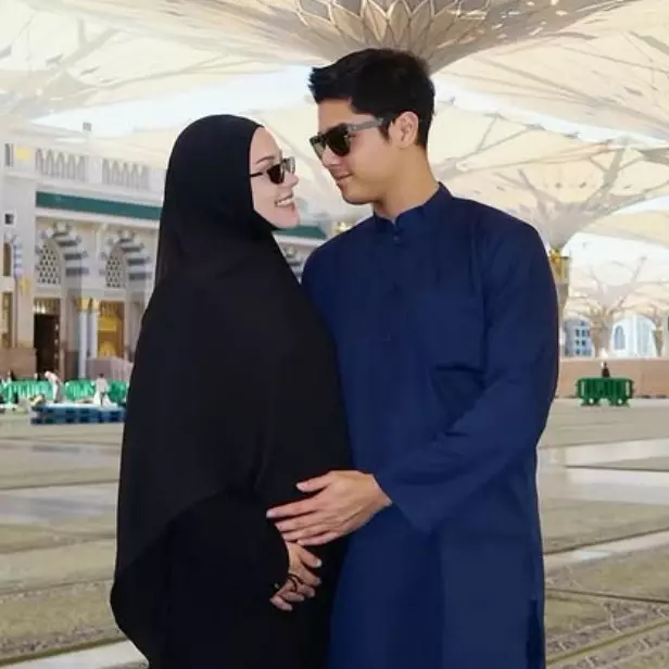 7 Potret Alyssa Daguise ibadah umrah bersama Al Ghazali saat hamil 4 bulan, aura bumilnya terpancar