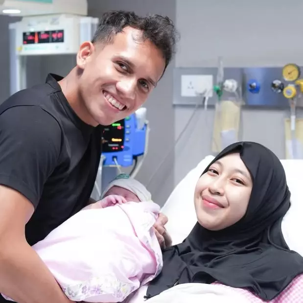 9 Potret Adiba Khanza melahirkan anak pertama, Ummi Pipik bahagia sambut cucu perempuan