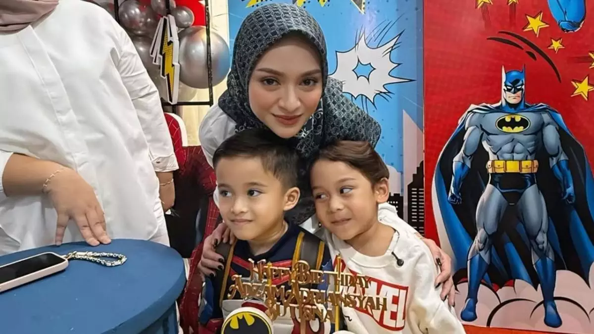 6 Potret Nathalie Holscher berhijab rayakan ultah Adzam ke-4, syukuran bareng anak-anak yatim