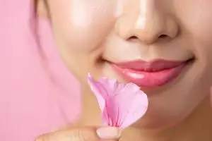 Nggak perlu buah bit, cukup 1 jenis bunga ini bisa bikin bibir hitam balik pink dan kenyal alami