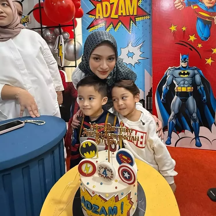 Levian Billar hadir di ulang tahun Adzam © 2025 brilio.net Levian Billar hadir di ulang tahun Adzam © 2025 brilio.net