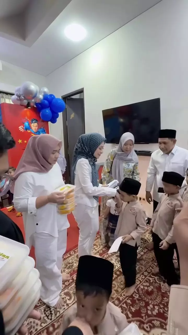 Levian Billar hadir di ulang tahun Adzam © 2025 brilio.net Levian Billar hadir di ulang tahun Adzam © 2025 brilio.net