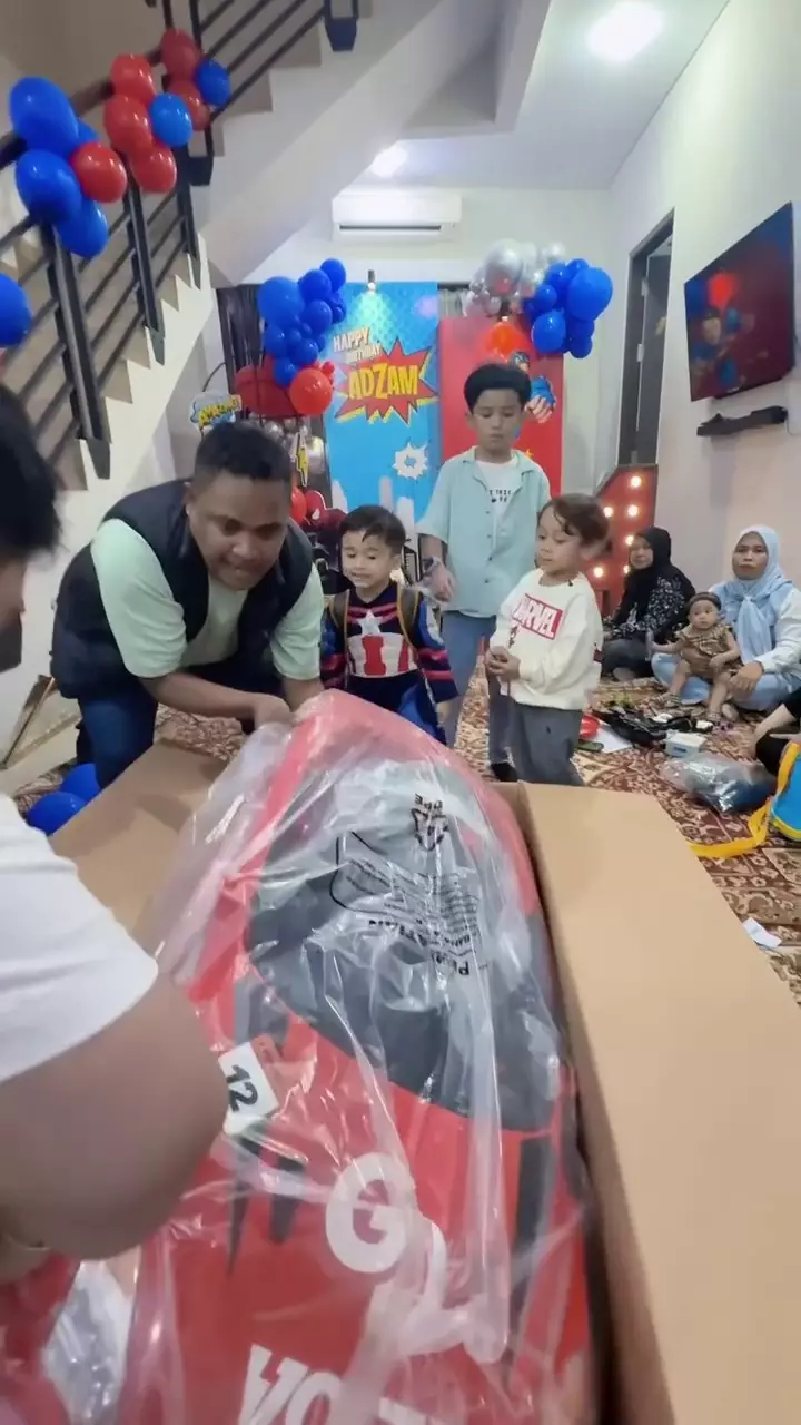 Levian Billar hadir di ulang tahun Adzam © 2025 brilio.net Levian Billar hadir di ulang tahun Adzam © 2025 brilio.net